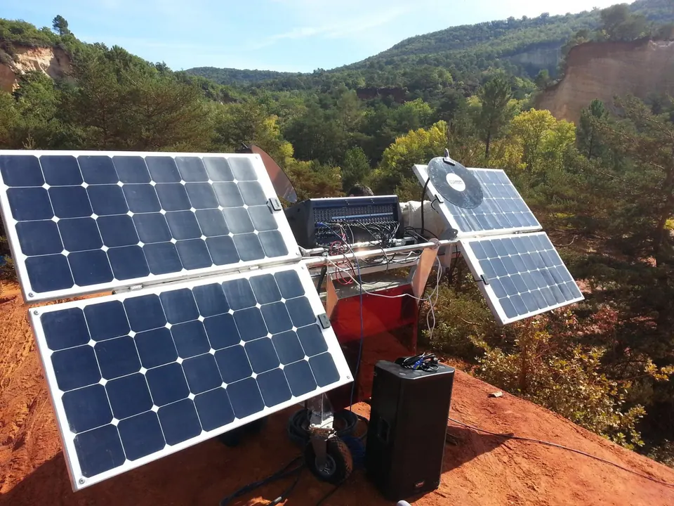 Panneaux solaires alimentant le matériel d’une session Natura’live en montagne