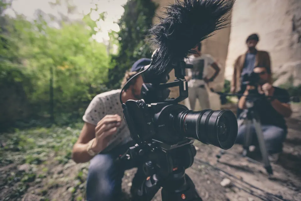 Un cadreur filme une session musicale en pleine nature avec une caméra stabilisée